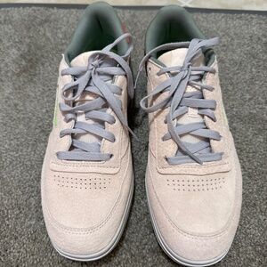 Tennis shoes